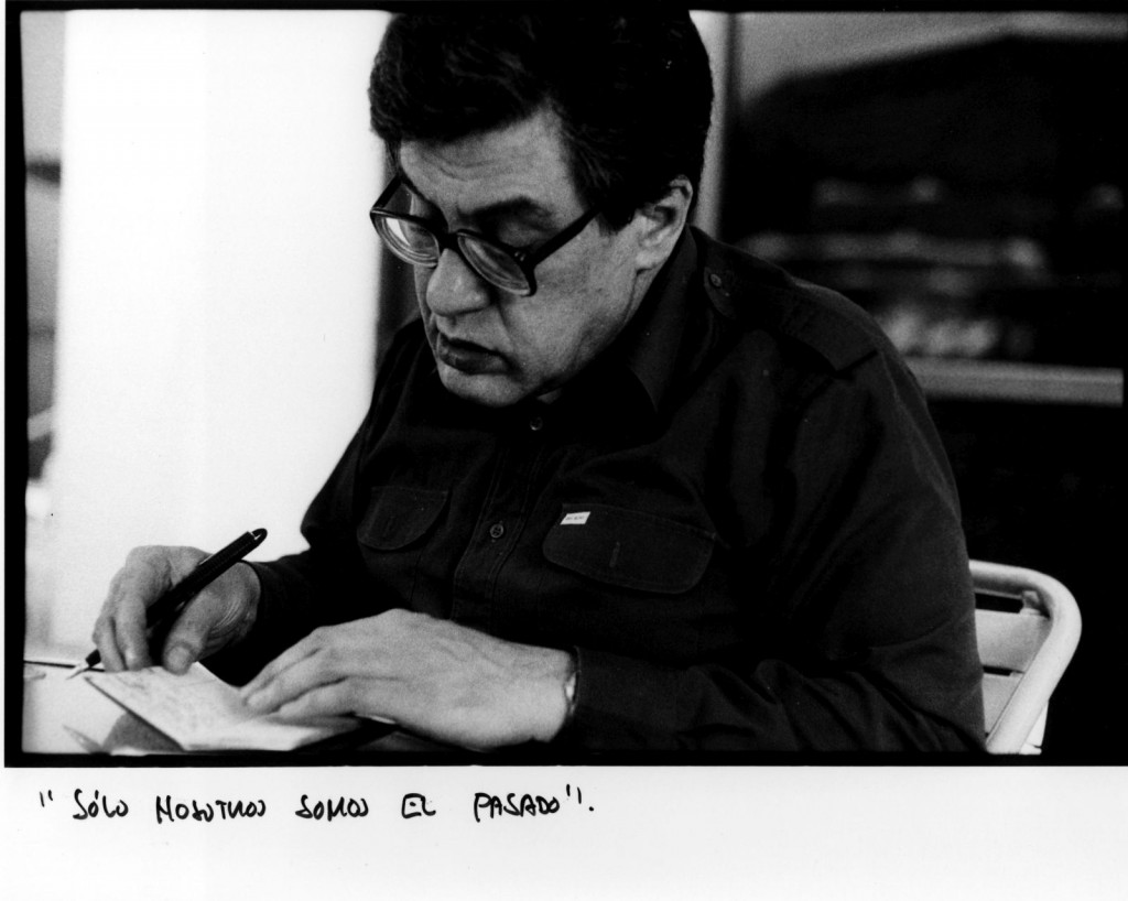 José Emilio Pacheco – Portrait mit der Handschrift des mexikanischen Dichters (»Sólo nosotros somos el pasado.« – Nur wir sind die Vergangenheit.). (Foto: Enrique Hernández-D’Jesús)
